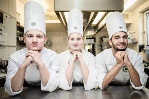 Drei Auszubildende zum Koch/zur Köchin im Atrium Hotel Mainz. Goto: Ingo Hilger